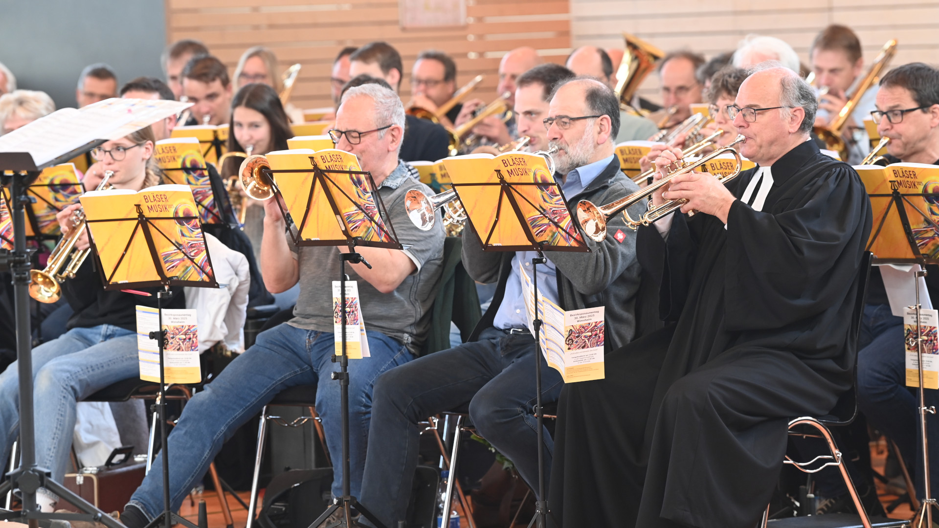 Pfarrer Daniel Haffner, der die Liturgie leitete, blies selbst mit