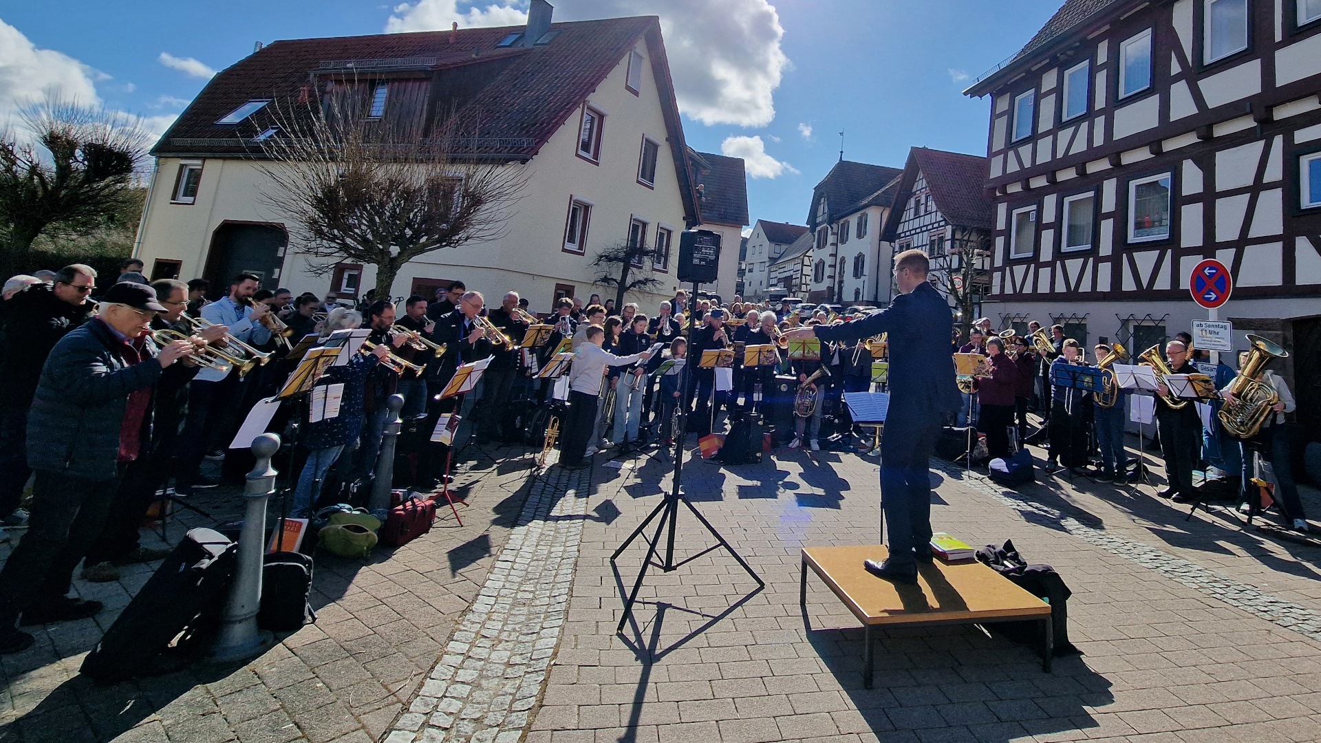 Schlussblasen auf dem Rathausplatz in Münklingen
